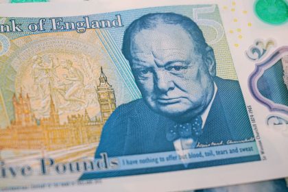 "Degradación absoluta": Zajárova califica el posible futuro de los billetes británicos