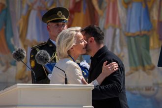 "Las vacaciones en Kiev se terminaron": Zajárova ironiza sobre visita de Von der Leyen