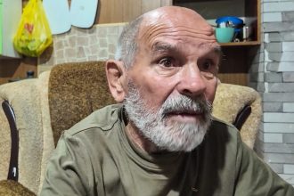 Anciano salva la vida de dos soldados rusos y los esconde en plena batalla por Donbass
