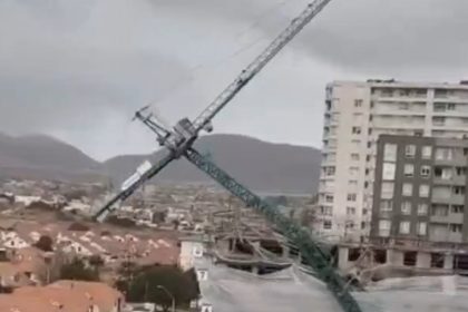 Violentos huracanados desploman una grúa sobre casas en Chile (VIDEO IMPACTANTE)