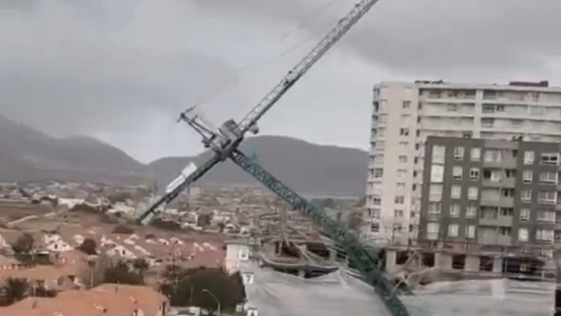 Violentos huracanados desploman una grúa sobre casas en Chile (VIDEO IMPACTANTE)