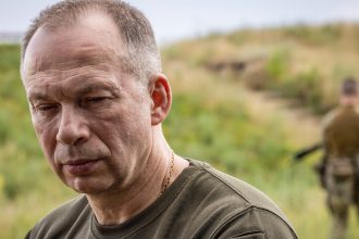 FT: Zelenski estudia la destitución del jefe militar