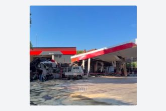 VIDEO FUERTE: Camión embiste contra una gasolinera e impacta a gente