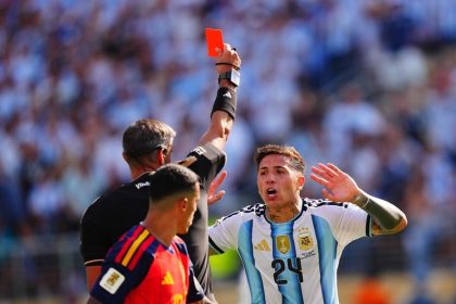La estadística que Argentina no quiere liderar: tres expulsados en finales mundialistas