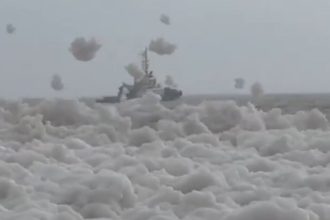 Playa de país suramericano amanece con un inusual paisaje repleto de espuma (VIDEO)