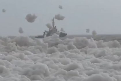 Playa de país suramericano amanece con un inusual paisaje repleto de espuma (VIDEO)