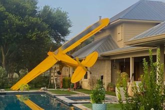 Un aterrizaje de emergencia deja una avioneta sobre el techo de una vivienda en Texas (VIDEO)