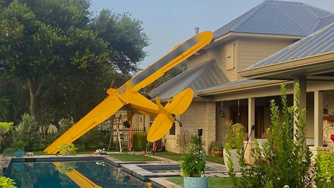 Un aterrizaje de emergencia deja una avioneta sobre el techo de una vivienda en Texas (VIDEO)
