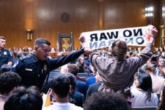 "Dejen de bombardear": Manifestantes irrumpen en audiencia de Hegseth en el Senado (VIDEOS)
