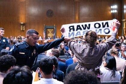 "Dejen de bombardear": Manifestantes irrumpen en audiencia de Hegseth en el Senado (VIDEOS)