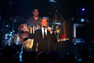 Julio Iglesias contraataca: reclama a la vicepresidenta de España 50.000 euros por su honor