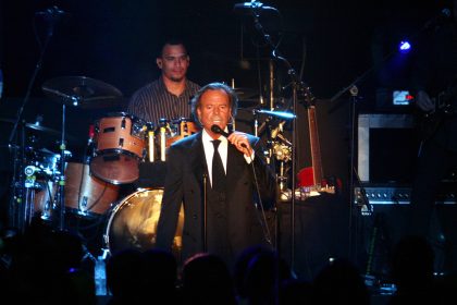 Julio Iglesias contraataca: reclama a la vicepresidenta de España 50.000 euros por su honor
