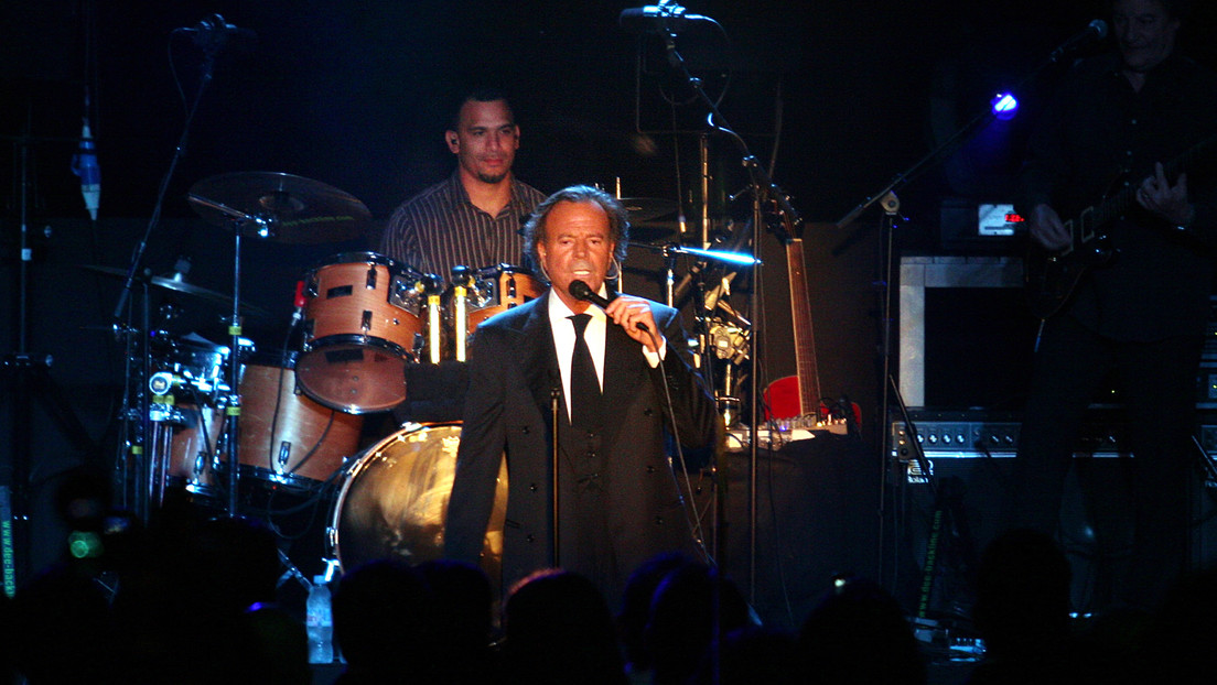 Julio Iglesias contraataca: reclama a la vicepresidenta de España 50.000 euros por su honor