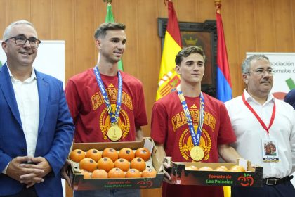 El peculiar regalo que recibieron los jugadores españoles Gavi y Fabián Ruiz en su ciudad natal