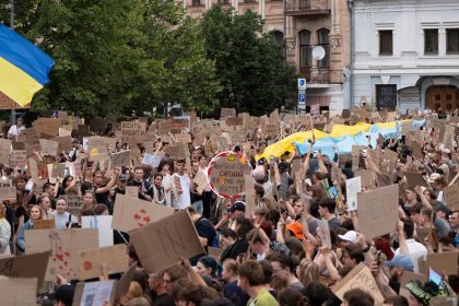 Reforma de la cúpula militar de Zelenski sigue sin convencer a ucranianos que protestan por séptimo día consecutivo