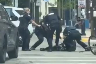 FUERTE VIDEO: Policía de EE.UU. dispara varias veces a un hombre durante una detención