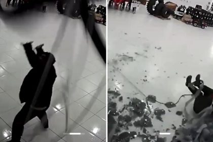 VIDEO: Ventanal de una empresa le cae encima a un trabajador y casi lo mata