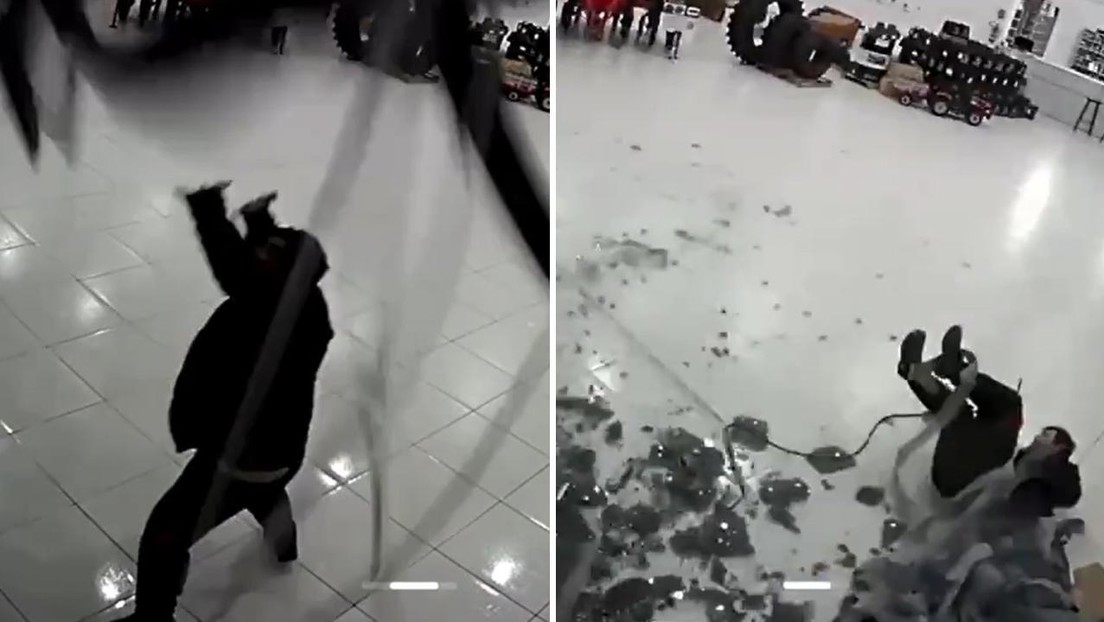 VIDEO: Ventanal de una empresa le cae encima a un trabajador y casi lo mata
