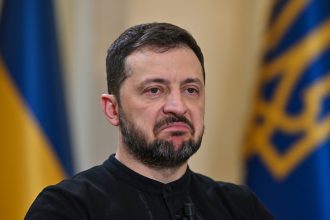 Zelenski celebra los beneficios que EE.UU. obtiene del conflicto mientras los ucranianos mueren en el frente