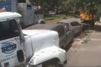 Un camión pierde el control y causa aparatoso choque en cadena (VIDEO)