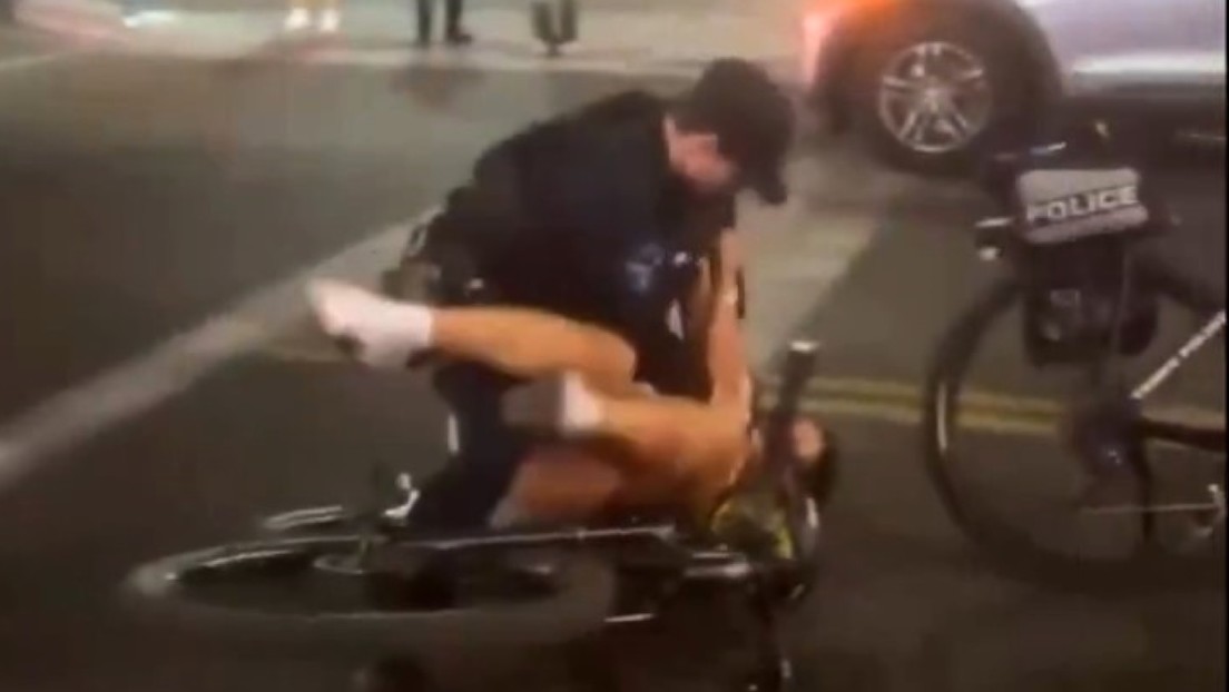 VIDEO: Un policía de EE.UU. lanza violentamente contra el asfalto a una mujer