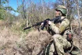 VIDEO: Militares rusos hacen llover proyectiles sobre minas enemigas y avanzan en el frente