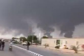 VIDEO: Humo negro se eleva en Arabia Saudita tras los ataques hutíes