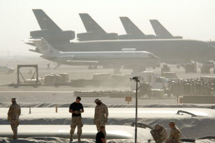 Reportes: EE.UU. evacúa importantes recursos militares de dos bases en Oriente Medio