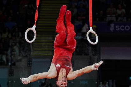 VIDEO: Gimnasta sufre aterradora caída de cabeza en plena competencia