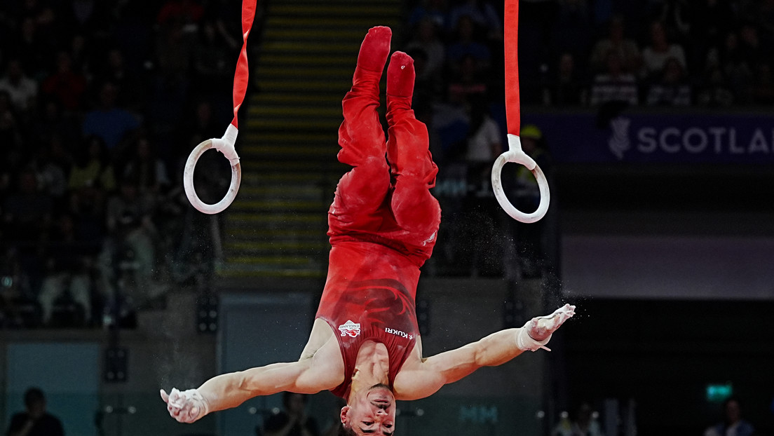 VIDEO: Gimnasta sufre aterradora caída de cabeza en plena competencia