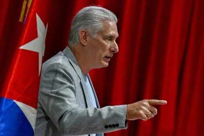 Díaz-Canel: "Vamos contra los muros de la política genocida que asfixia a Cuba"