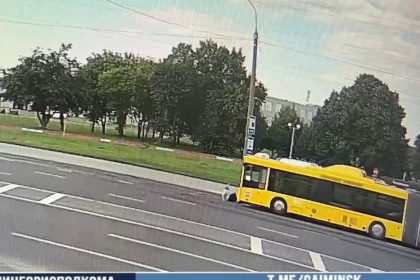 Chofer muere aplastado por su propio autobús al intentar reparalo (FUERTE VIDEO)