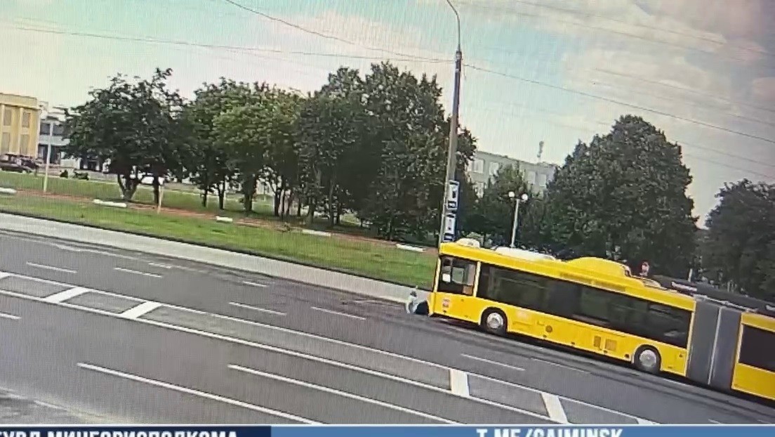 Chofer muere aplastado por su propio autobús al intentar reparalo (FUERTE VIDEO)