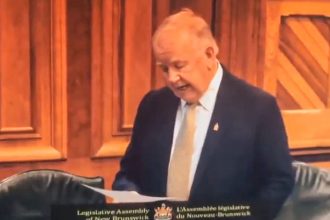 VIDEO: Un mensaje de IA se cuela en el discurso de un diputado canadiense