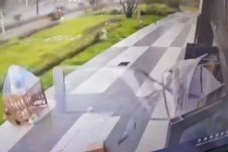 VIDEO: Aterrador momento en que fuertes vientos arrastran cuna con una niña