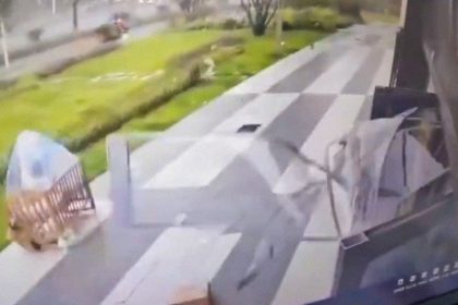 VIDEO: Aterrador momento en que fuertes vientos arrastran cuna con una niña