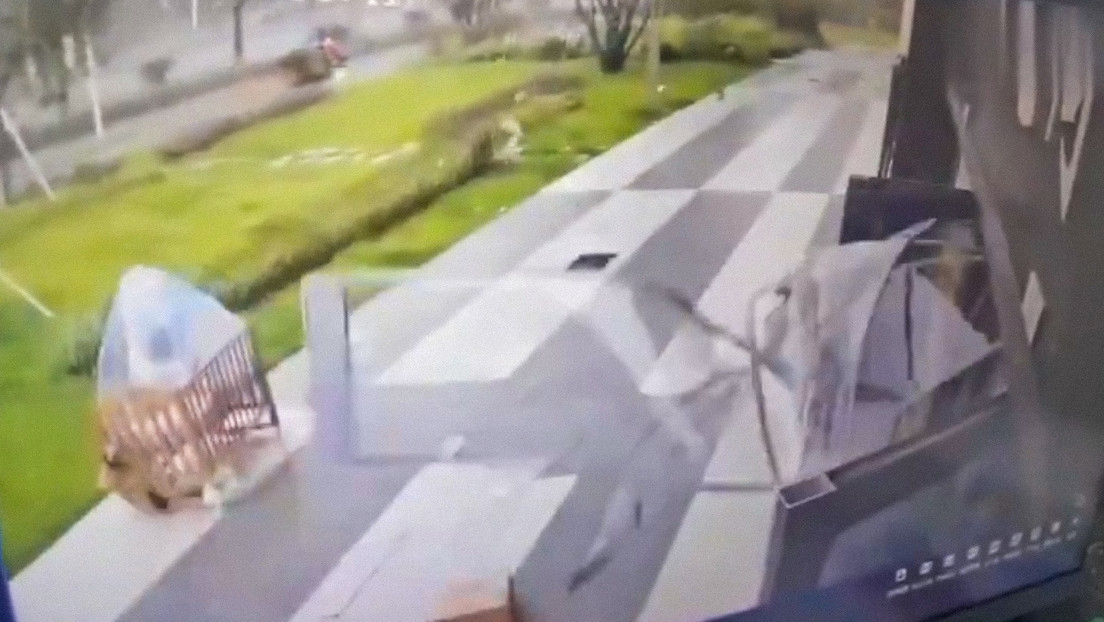 VIDEO: Aterrador momento en que fuertes vientos arrastran cuna con una niña