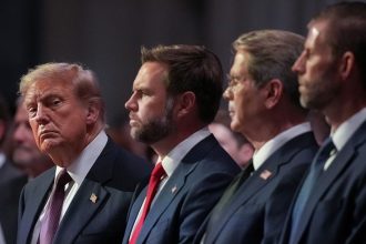 VIDEO: Trump reparte caramelos en medio del funeral de Lindsey Graham y provoca risas