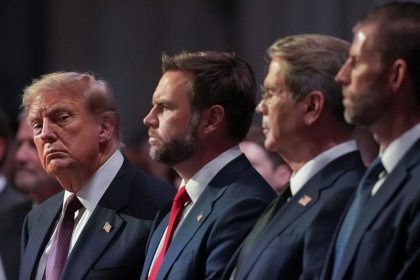 VIDEO: Trump reparte caramelos en medio del funeral de Lindsey Graham y provoca risas