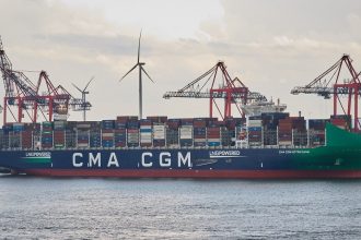 Esta empresa gana por los aranceles de Trump y la guerra en Oriente Medio