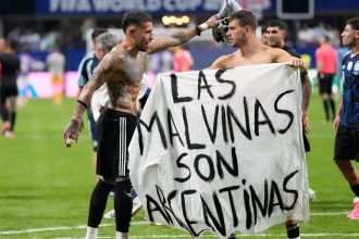 La FIFA investiga a Argentina por la bandera de Malvinas: estas son las posibles sanciones