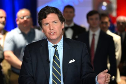 Tucker Carlson destroza a una persona clave en Occidente por su gestión del covid-19
