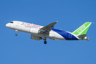 El dragón vuela alto: Así es el debut del avión chino que busca destronar a Airbus (VIDEOS)