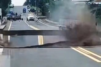 VIDEO: La furia de la naturaleza derrumba un puente en China