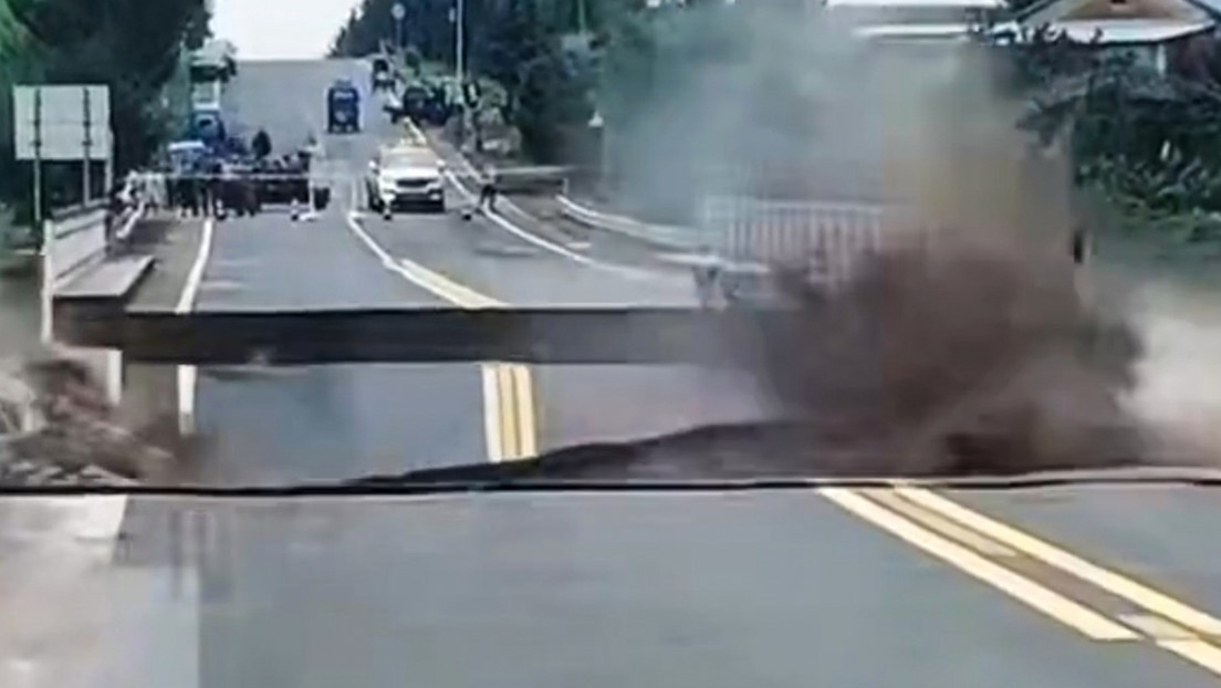 VIDEO: La furia de la naturaleza derrumba un puente en China
