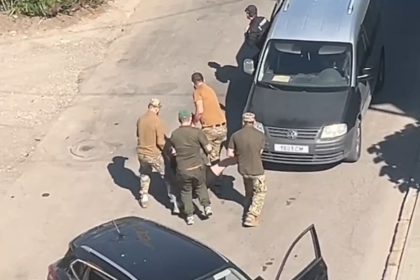 Así 'reclutan' en Ucrania: de los brazos y las piernas en plena calle (VIDEO)