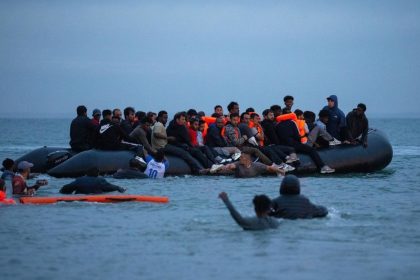 Denuncian que Francia permite a migrantes abordar botes hacia el Reino Unido: "Nuestra orden es dejarlos ir"