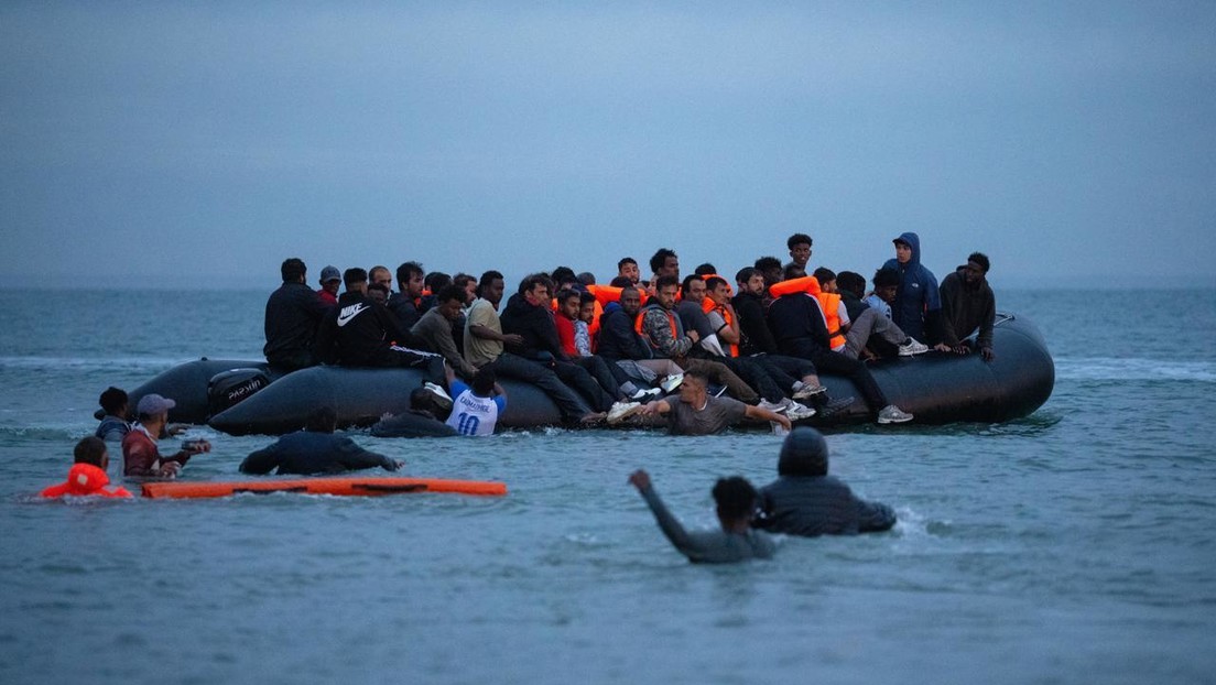 Denuncian que Francia permite a migrantes abordar botes hacia el Reino Unido: "Nuestra orden es dejarlos ir"