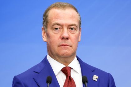 Medvédev: "No debemos quedarnos en la trinchera ante las sanciones, necesitamos una defensa activa"