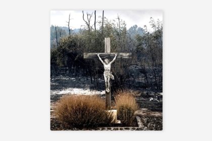 Estatuas cristianas sobreviven a los incendios fortestales y conmueven a Francia